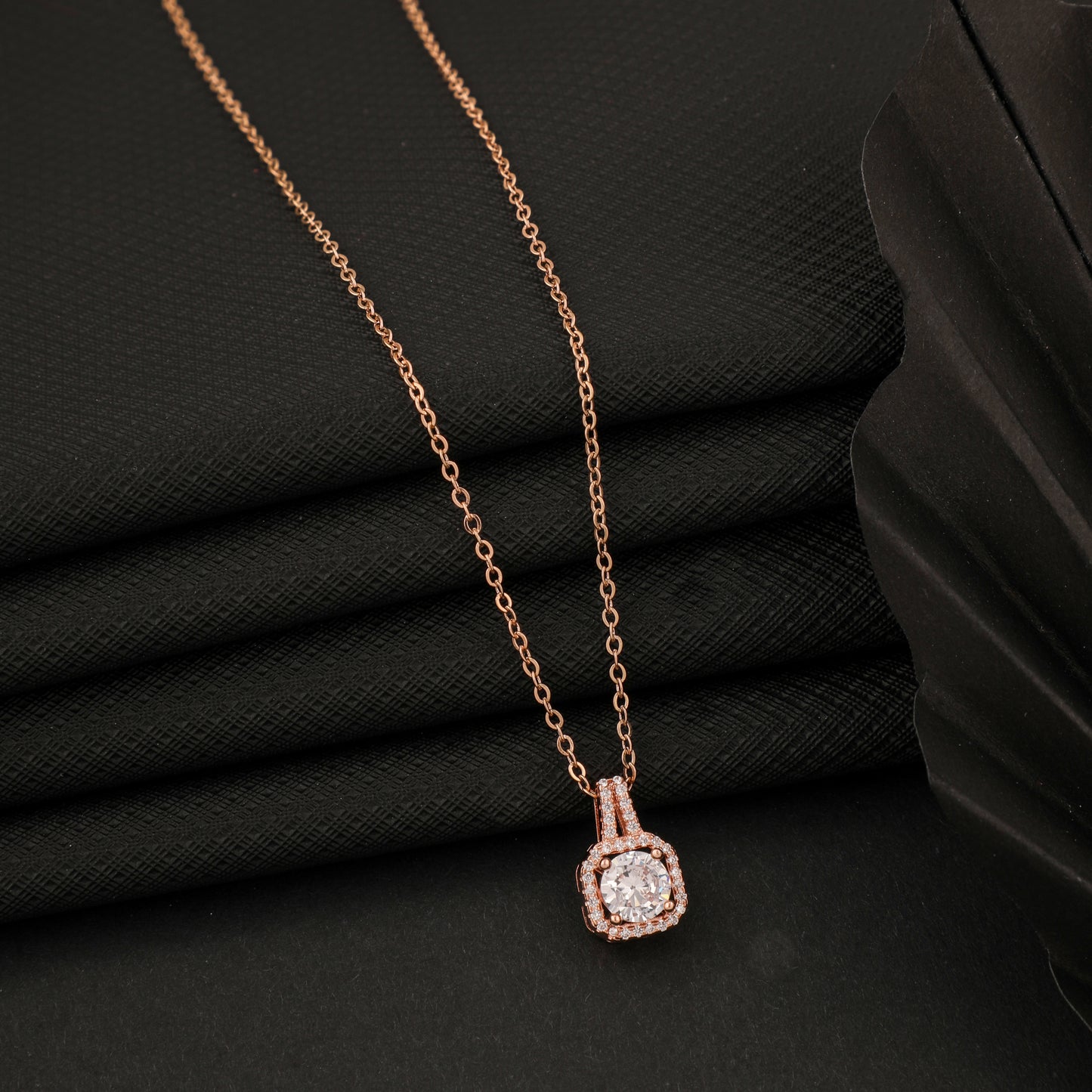 WHITE DIAMOND ROSEGOLD NECKLACE