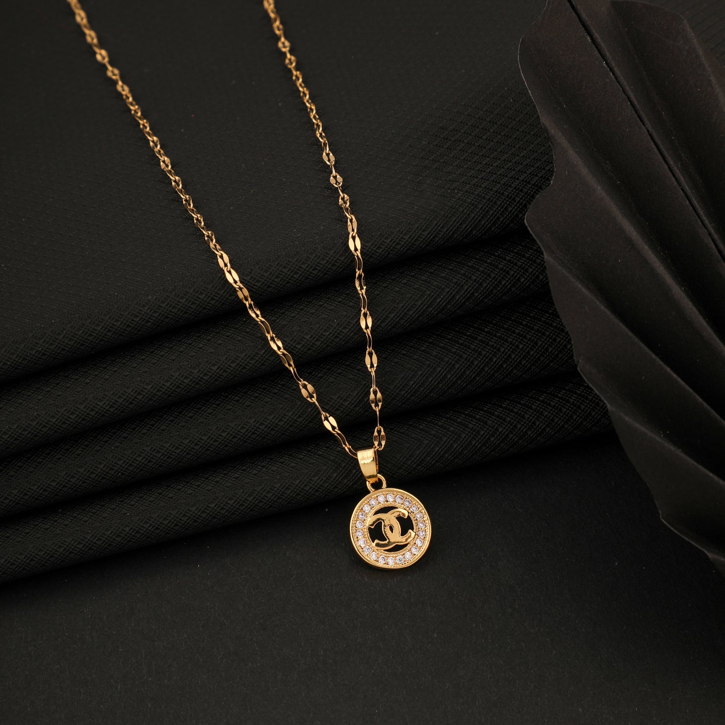 CURLY DIAMOND GOLD NECKLACE