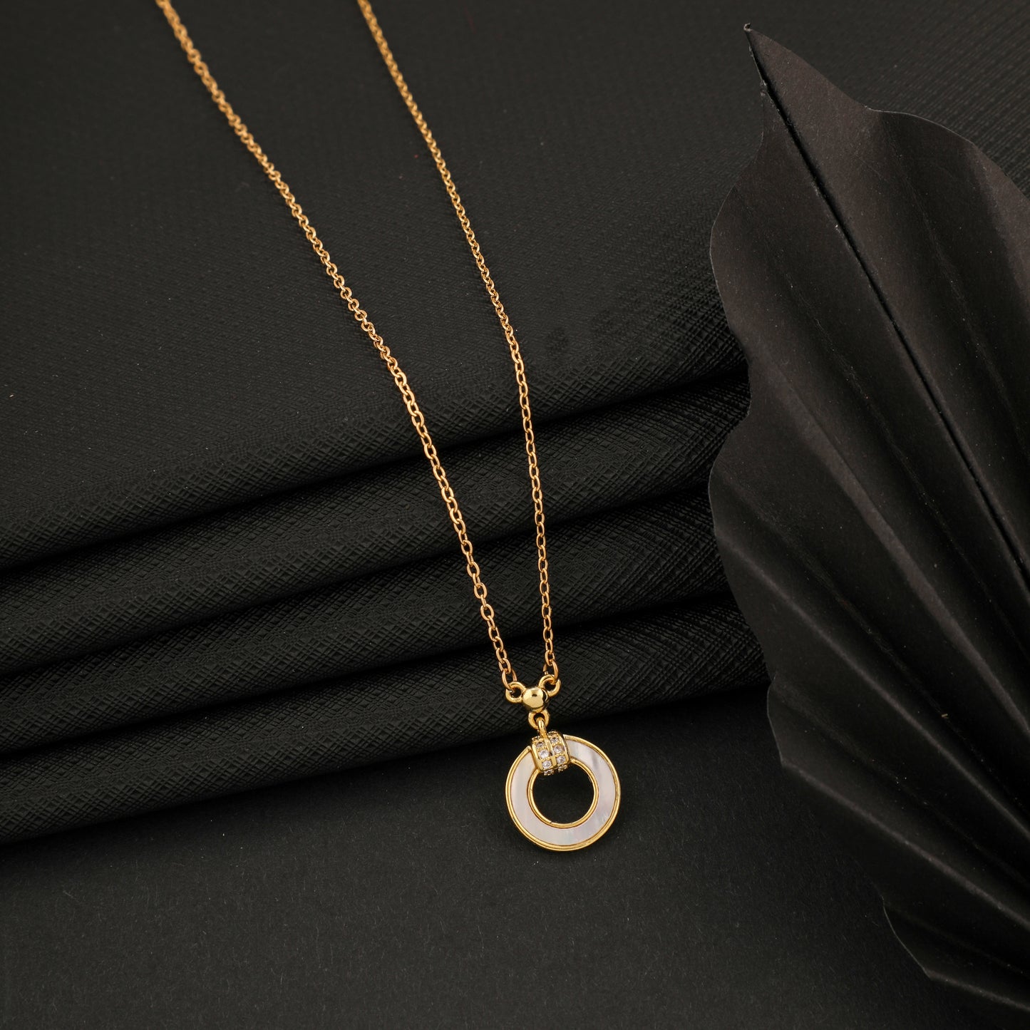 SPARKLING ROUND GOLD NECKLACE