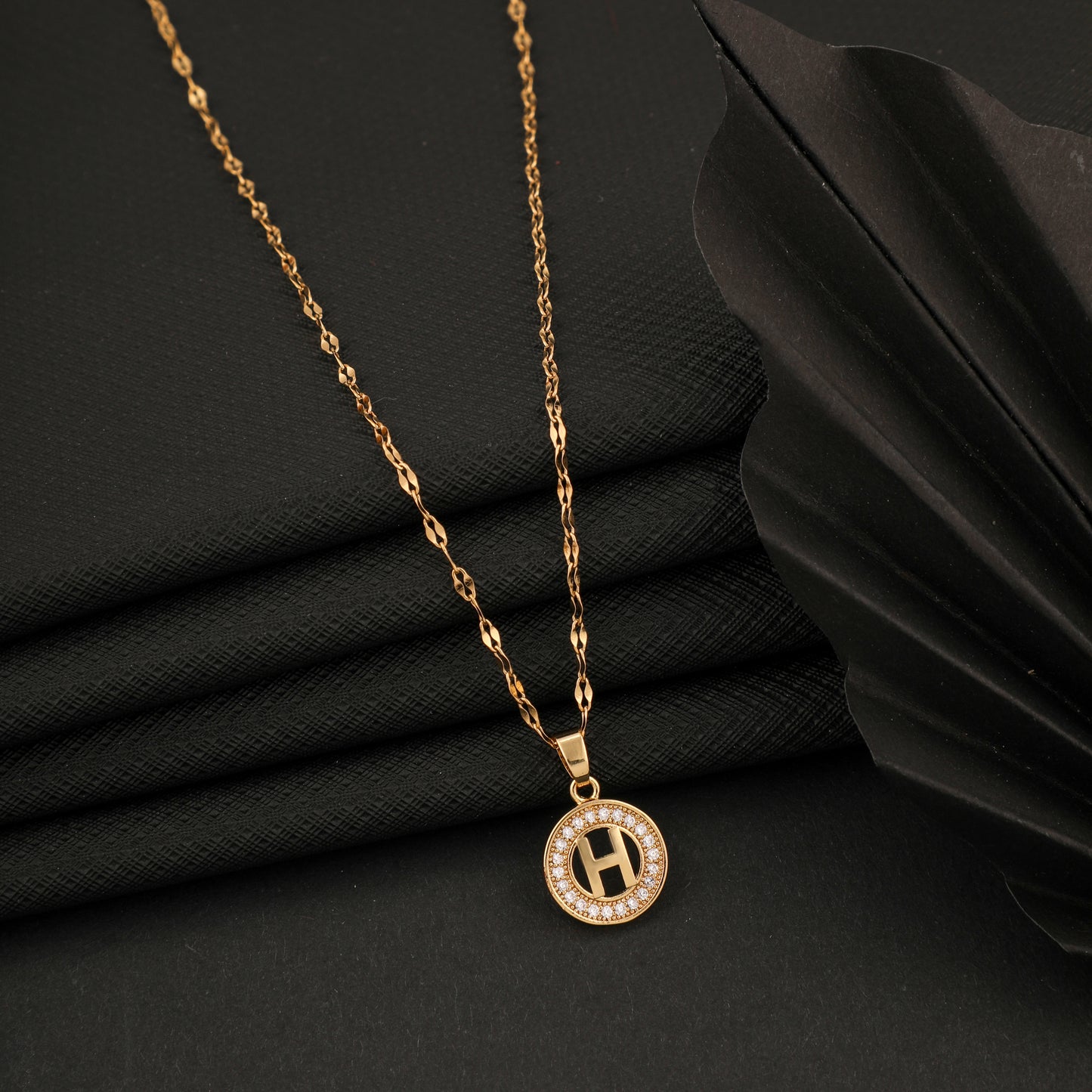 H ROUND GOLD NECKLACE