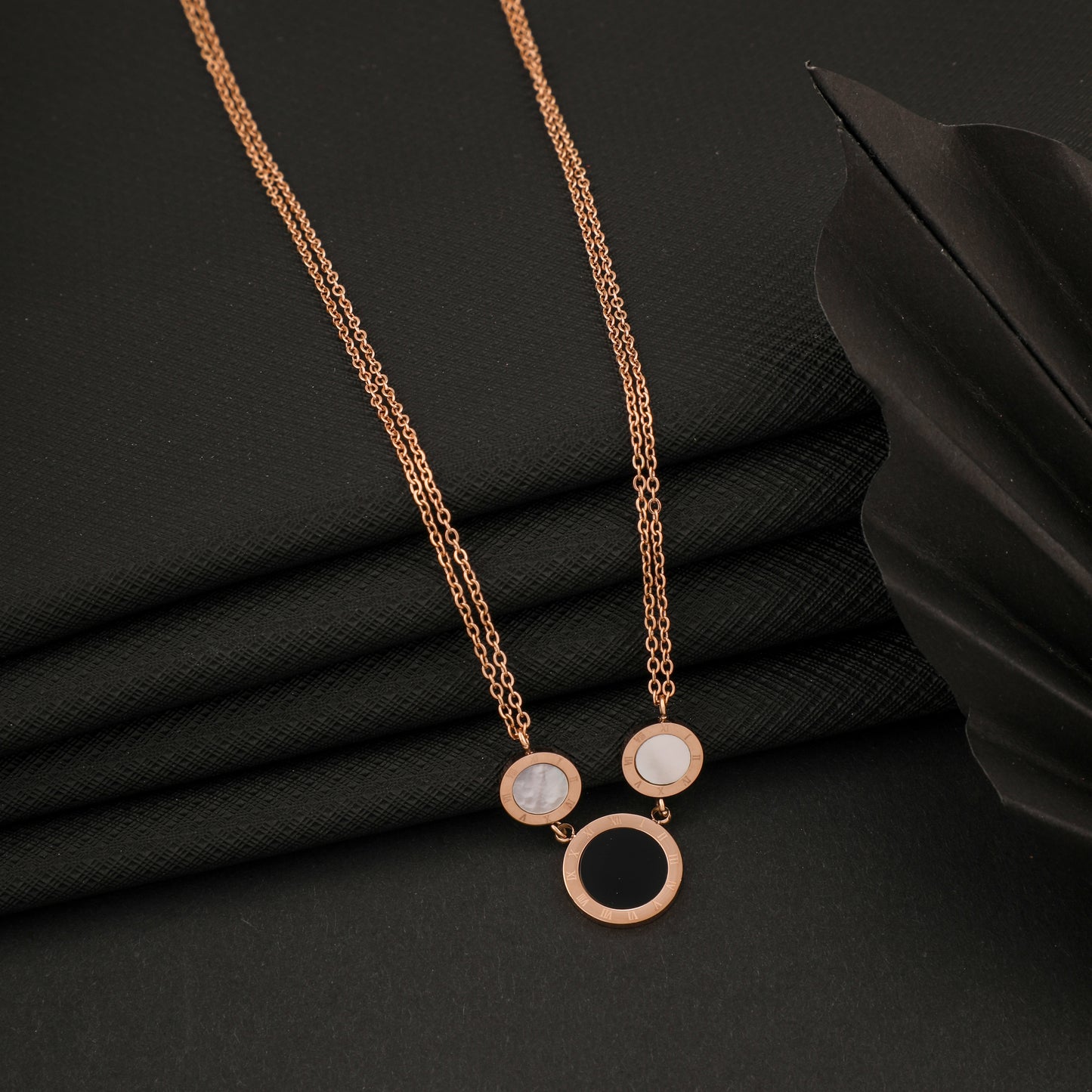 BLACK MOON ROSEGOLD NECKLACE