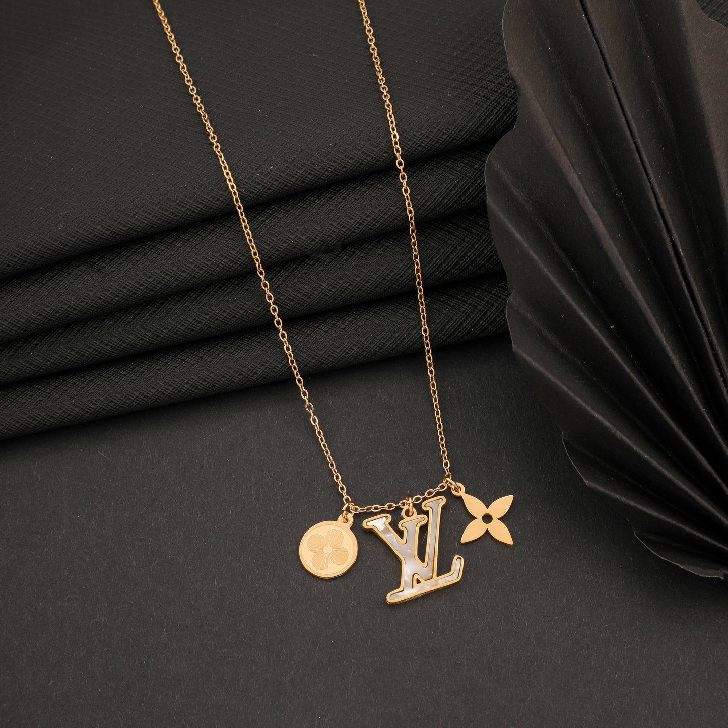 LOOPER GOLD NECKLACE