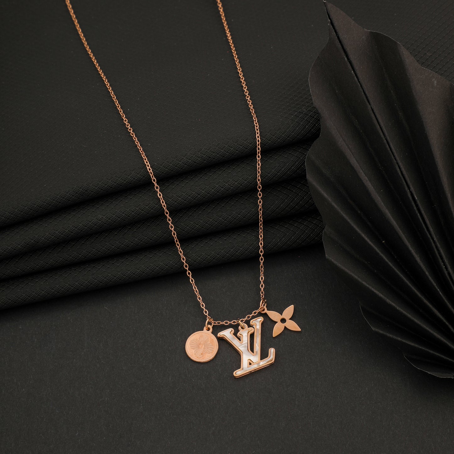 LOOPER ROSEGOLD NECKLACE