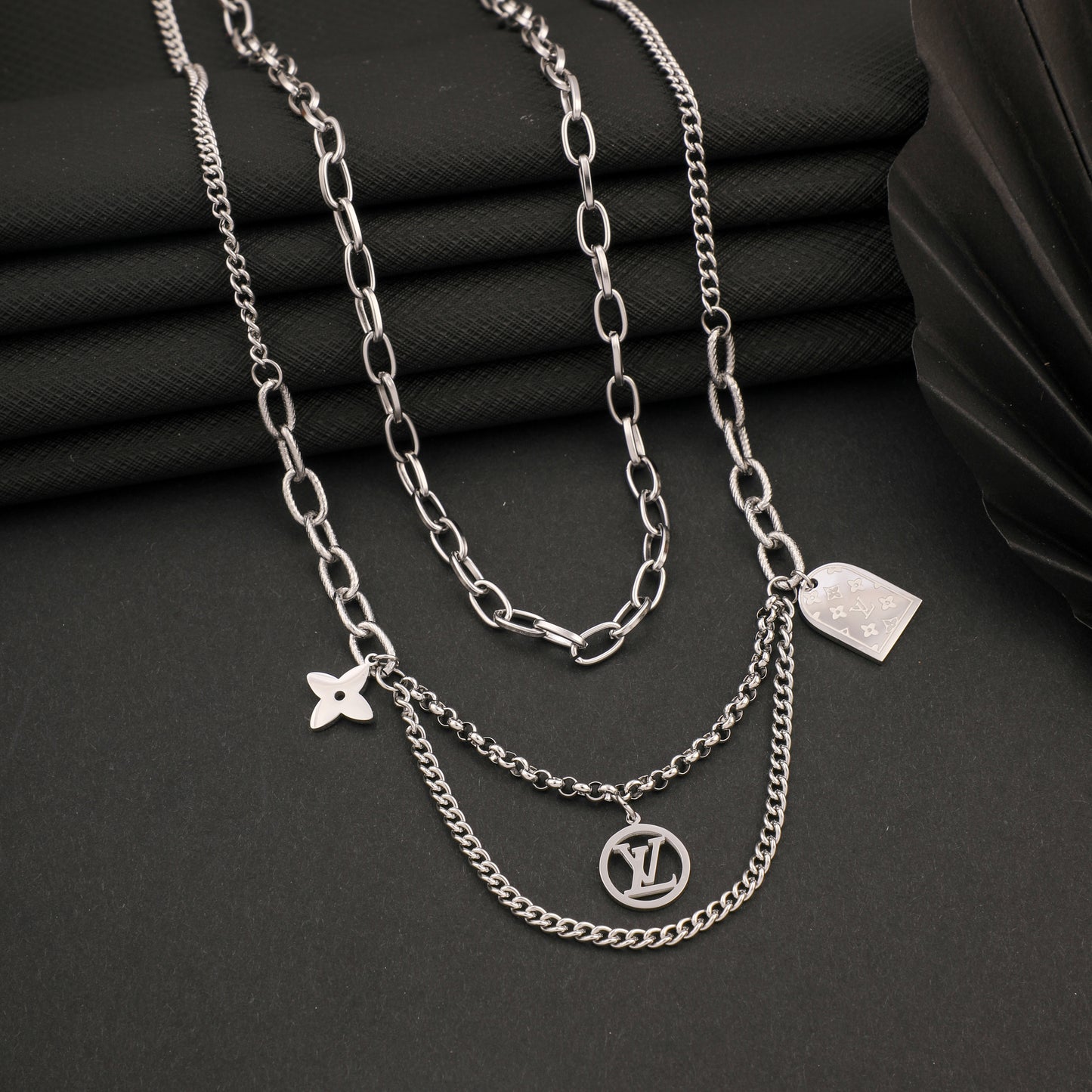 VL SILVER PEDANT NECKLACE