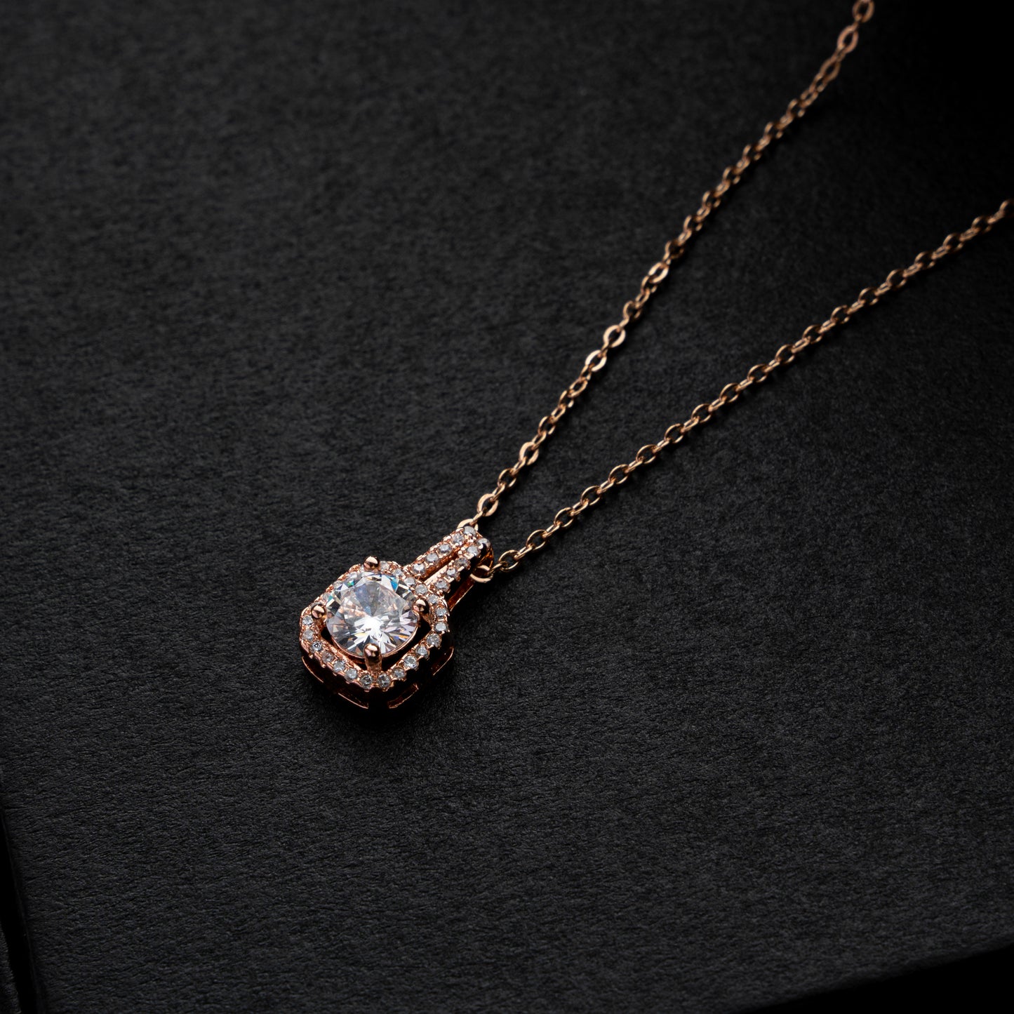 WHITE DIAMOND ROSEGOLD NECKLACE