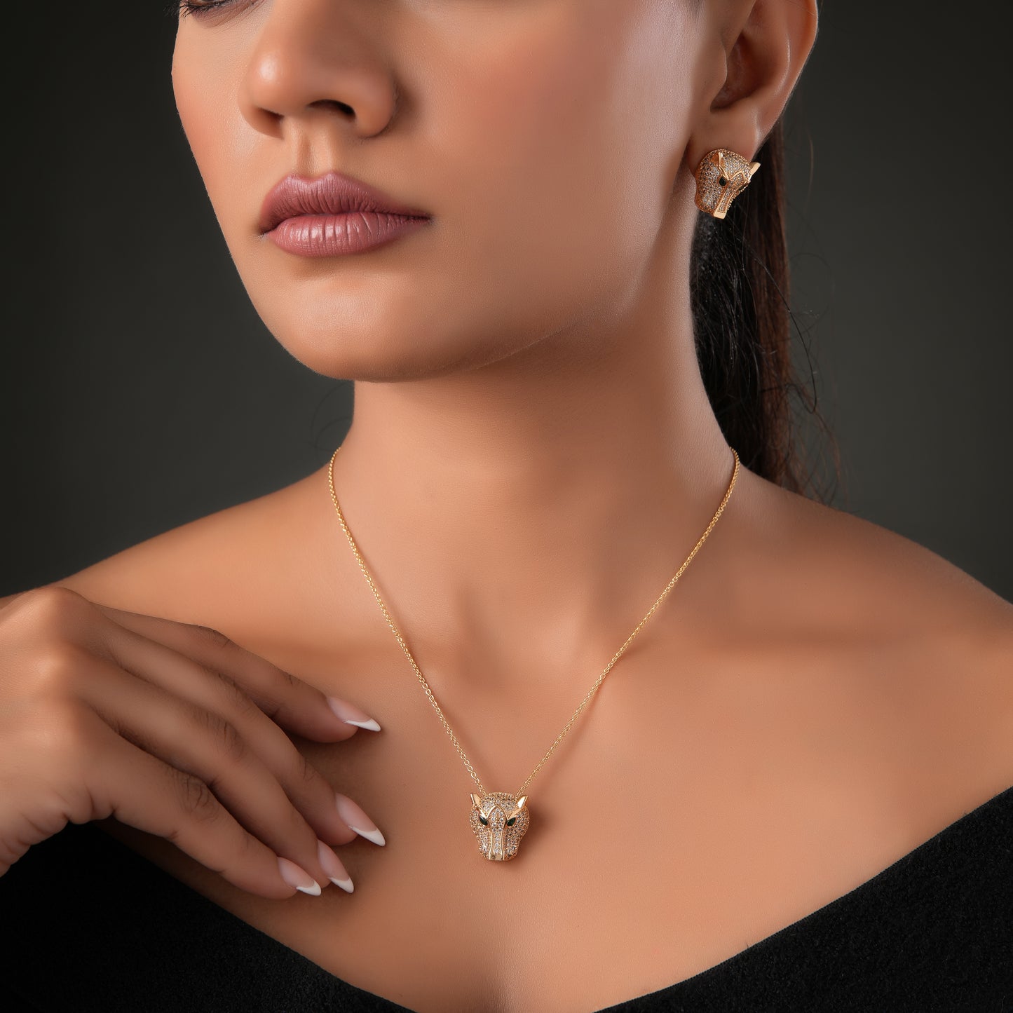 Gold Plated Wolf Diamond Pedant Chain With Earrings