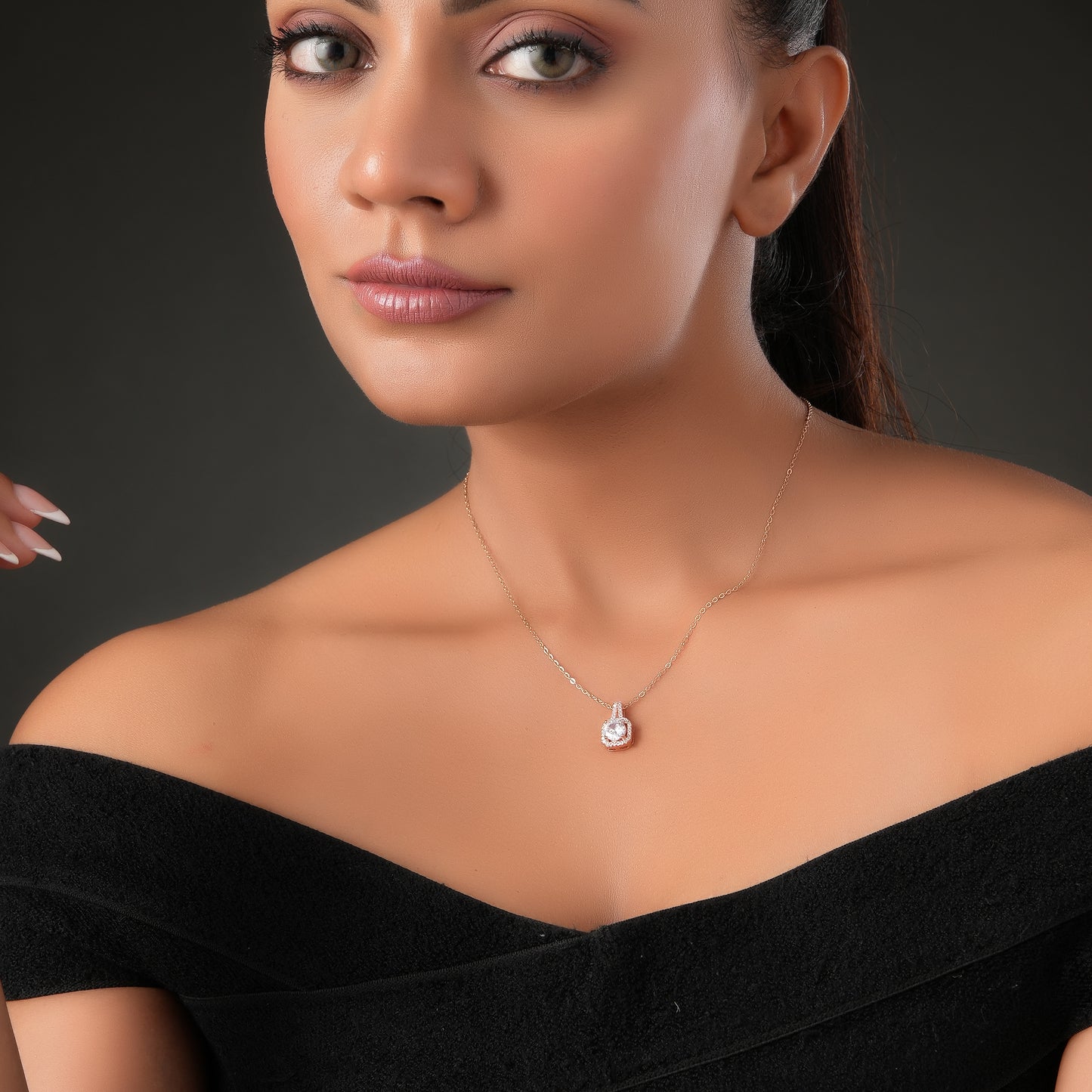WHITE DIAMOND ROSEGOLD NECKLACE