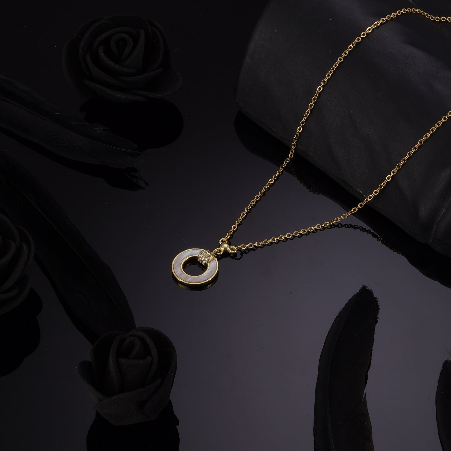 SPARKLING ROUND GOLD NECKLACE