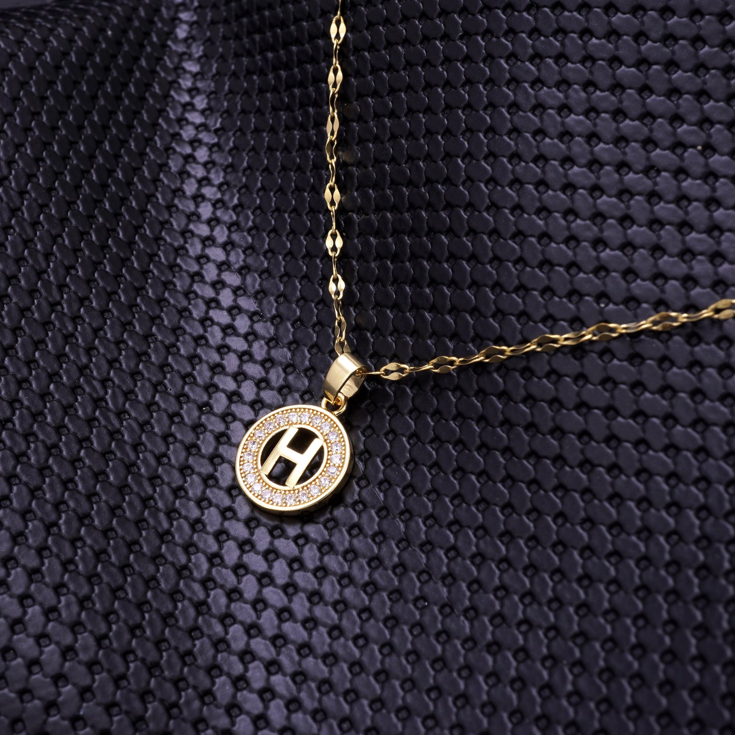 H ROUND GOLD NECKLACE