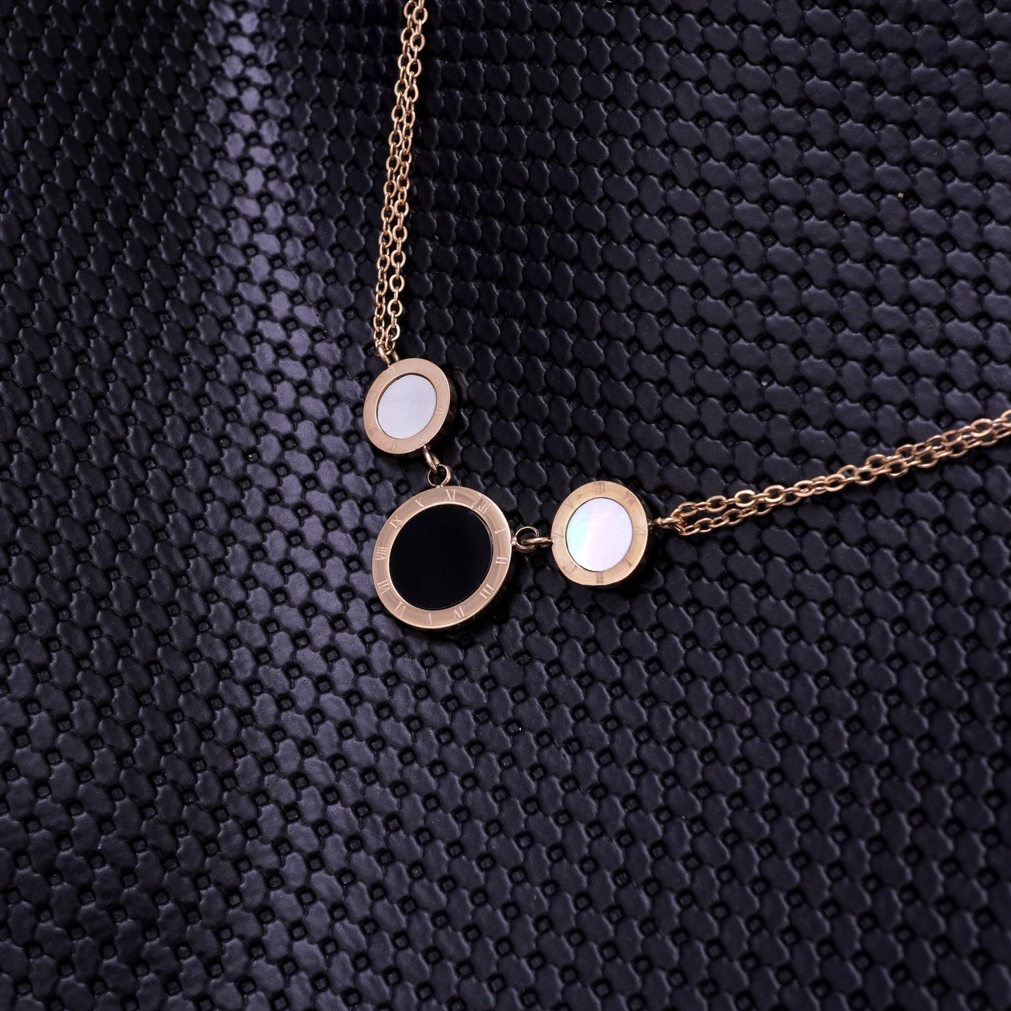 BLACK MOON ROSEGOLD NECKLACE