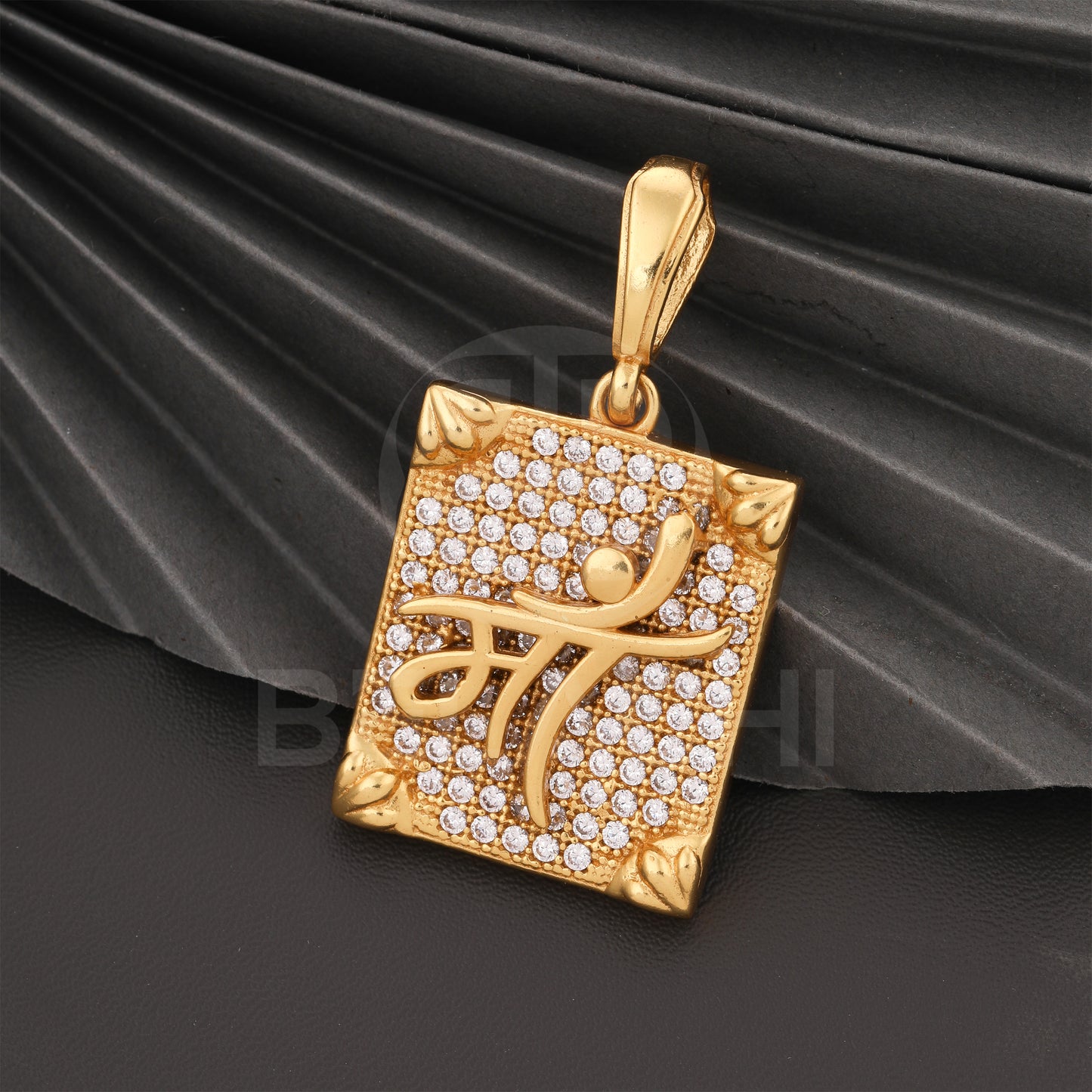 GOLD PLATED PREMIUM PENDANT WITH DIAMOND
