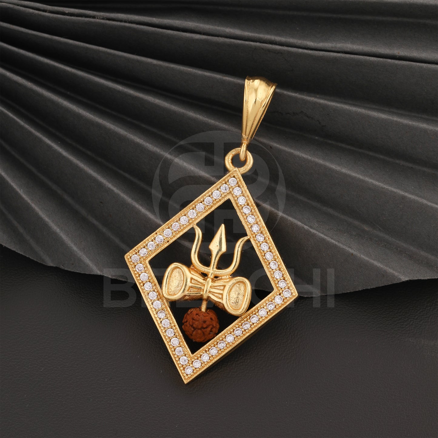 GOLD PLATED PREMIUM PENDANT WITH DIAMOND