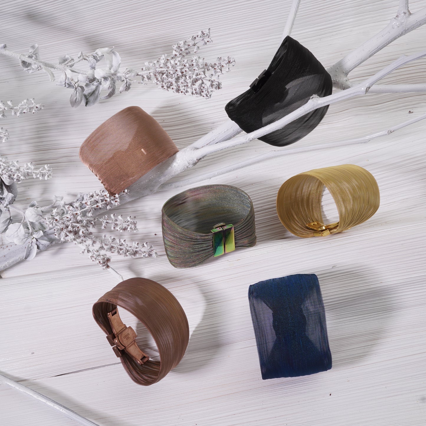 BLACK CUFF PREMIUM BRACELET